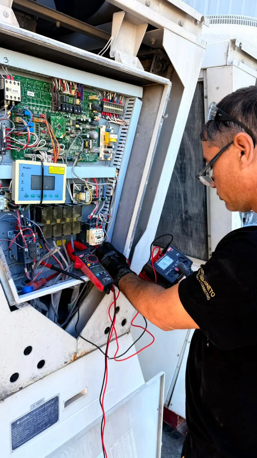 Técnico trabajando en aire acondicionado